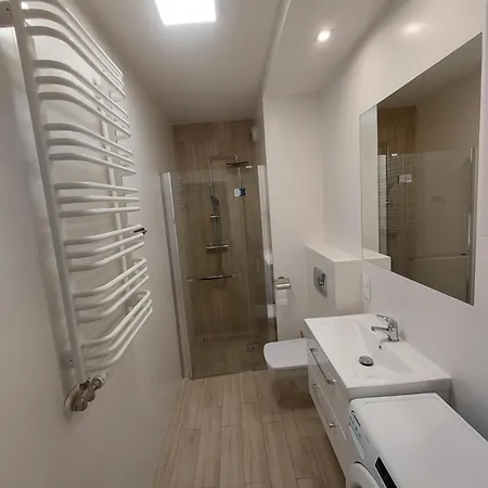 Skyres Z Parkingiem * ジェシュフ